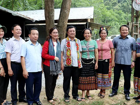 Bộ trưởng Bộ Nông nghiệp và Phát triển nông thôn Lê Minh Hoan thăm các mô hình bảo vệ rừng tại Nghệ An