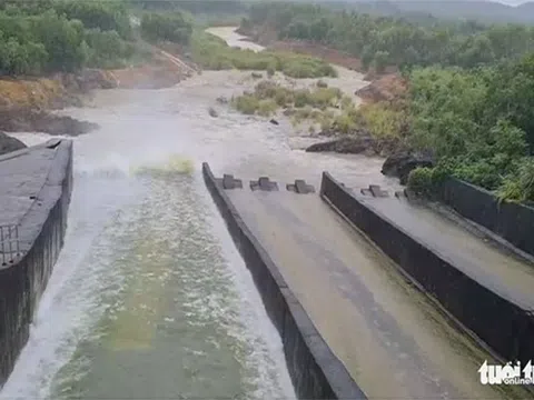 Nghệ An: Mưa dồn dập, hồ thủy lợi, thủy điện xả tràn, chia cắt nhiều nơi