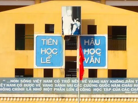 Đề xuất bỏ khẩu hiệu "Tiên học lễ, hậu học văn" gây tranh cãi