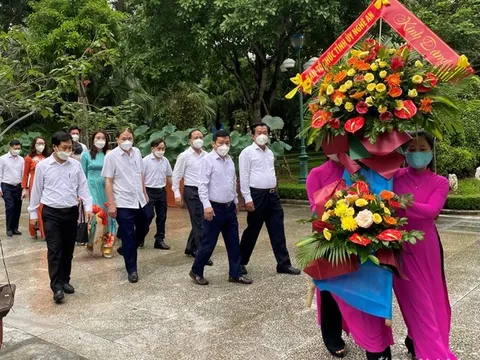 Ban Tổ chức Tỉnh ủy Nghệ An dâng hoa tại Khu Di tích Kim Liên