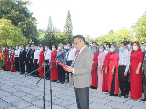 Dâng hương báo công Chủ tịch Hồ Chí Minh và gặp mặt chào mừng ngày Doanh nhân Việt Nam