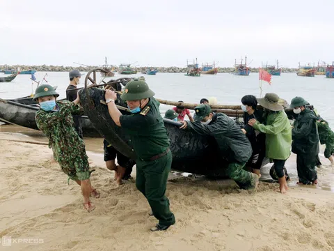 Người dân chuẩn bị chống bão Kompasu