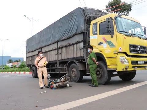 Va chạm giữa xe tải và xe máy, một người tử vong