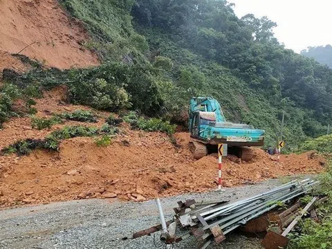 Nghìn khối đất đá sạt xuống đường, giao thông lên cửa khẩu Cầu Treo ách tắc