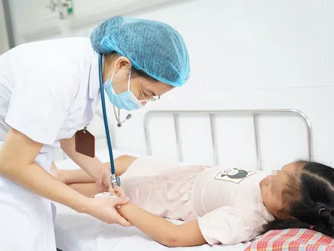 Bé 9 tuổi ở Hà Nội nguy kịch tính mạng vì nhập viện điều trị sốt xuất huyết muộn