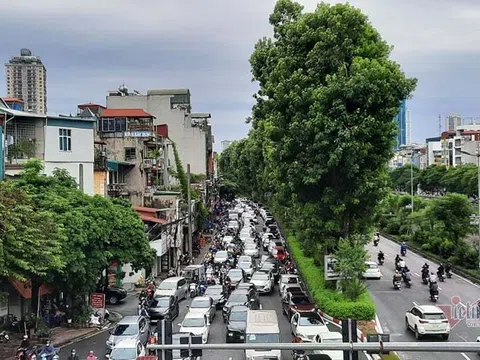 Đường phố Hà Nội nơi đông đúc, nơi thoáng đãng ngày đầu "bình thường mới"