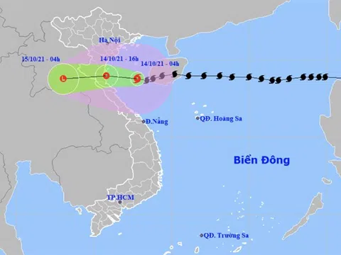 Bão số 8 cách Hà Tĩnh 240km, suy yếu trước khi đổ bộ đất liền