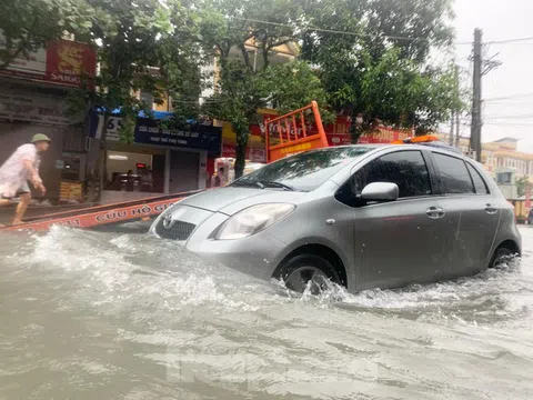 Đường TP Hà Tĩnh nước ngập sâu, hàng loạt xe chết máy