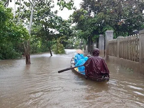 Mưa lớn kéo dài ở miền Trung, nhiều người bị thương và mất tích do lũ cuốn