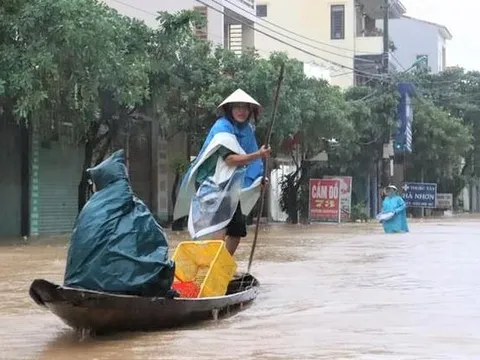 Hàng nghìn ngôi nhà ở miền Trung bị ngập, học sinh nghỉ học do mưa lũ