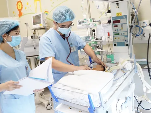 Bác sĩ giành giật sự sống cho bé sơ sinh có hồ sơ bệnh án nặng hơn cả cân nặng của mình