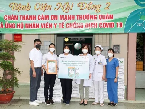 Vinamilk trao tặng 50.000 sản phẩm Vinamilk ColosGold cho con em cán bộ y bác sĩ tuyến đầu