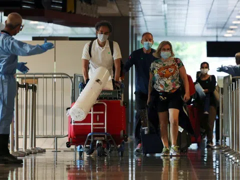 250 du khách từ Hà Lan và Anh đã đến Singapore ngày 20/10 theo chương trình "Hành lang du lịch cho khách tiêm chủng" (VTL) vừa được mở rộng thêm 8 quốc gia của Singapore.