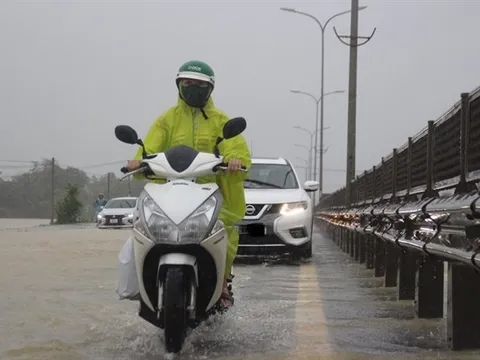 Quảng Nam: Nước tràn Quốc lộ 1A, người dân vùng thấp trũng lo dọn dẹp tránh lũ