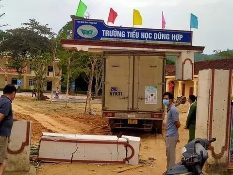 Nghệ An: Xe tải "bứng" cả cổng trường, "lộ" trụ không lõi thép