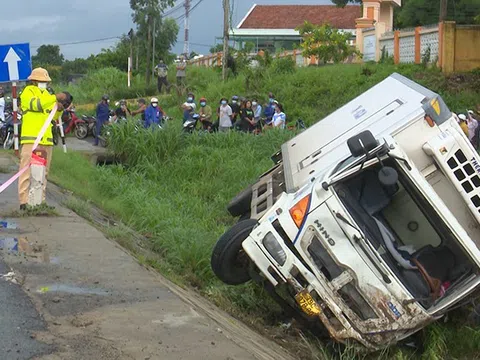 Ô tô đông lạnh lao vào lề tông chết người đang dắt bộ xe máy