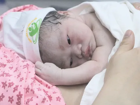 Vợ chồng sinh con thứ 2 có thể được thưởng gần 9 triệu đồng