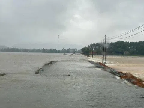 Mưa lớn nhiều giờ, quốc lộ 1 qua Hà Tĩnh biến thành sông