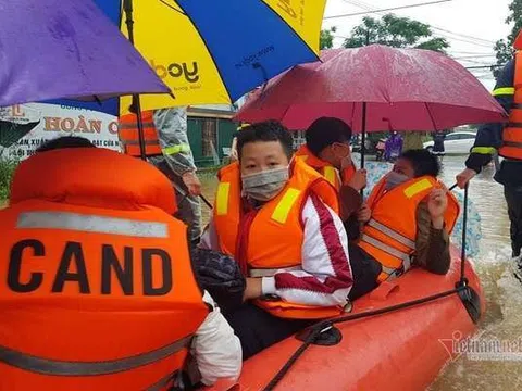 Giải cứu hàng trăm học sinh mắc kẹt giữa biển nước