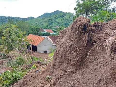 Nghệ An: Sạt lở dọa "nuốt" nhà dân