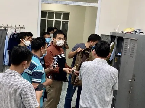 Bắt 2 cán bộ quản lý thị trường chiếm đoạt 160 triệu đồng của tài xế xe chở xăng dầu