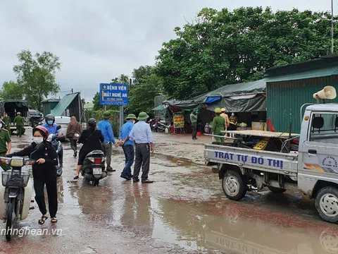 Nghệ An: Phòng ngừa nguy cơ lây lan dịch bệnh trước cổng Bệnh viện