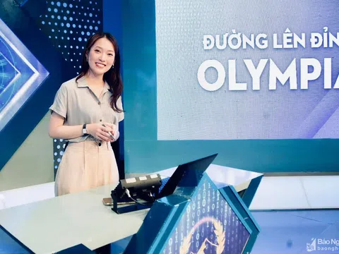 MC Khánh Vy dẫn cầu truyền hình chung kết "Đường lên đỉnh Olympia" tại điểm trường Phan