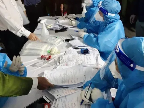 Hà Nội: Bắt giữ nhóm đối tượng làm giả test nhanh Covid-19 và vé xem bóng đá giả