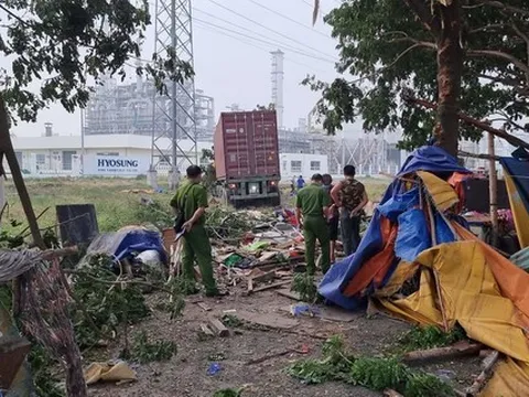 Xe container tông nát quán nước ven đường, hai vợ chồng thương vong