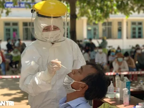 Phê bình Giám đốc Sở Y tế "ngâm" tiền mua vật tư chống dịch