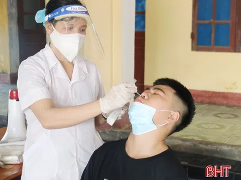 Ngày 11/11, Hà Tĩnh test nhanh cho hơn 2.500 người để sàng lọc nguy cơ dịch trong cộng đồng