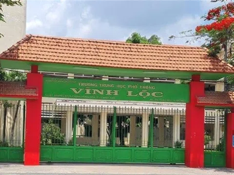 Không "thả tim" vào nhóm Zalo, giáo viên bị Hiệu trưởng trừ điểm thi đua