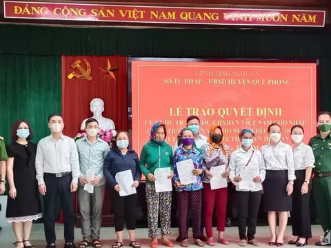 74 công dân Lào cư trú tại địa bàn biên giới Nghệ An được trao quyết định nhập quốc tịch Việt Nam