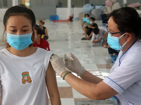 Vụ 2 học sinh sốc phản vệ nặng sau tiêm vaccine COVID ở Bắc Giang: Vì sao không dừng tiêm?