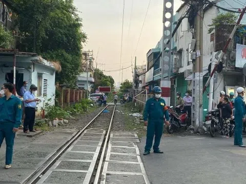 Người phụ nữ bị tàu hỏa kéo lê hơn 100m tử vong sau cự cãi với chồng