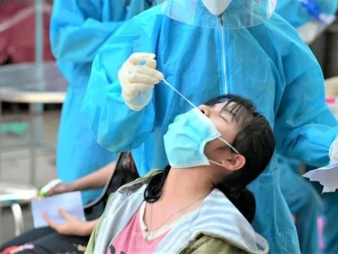 Công nhân "choáng" vì trừ lương 4,5 triệu phí xét nghiệm COVID-19, ngành chức năng nói gì?