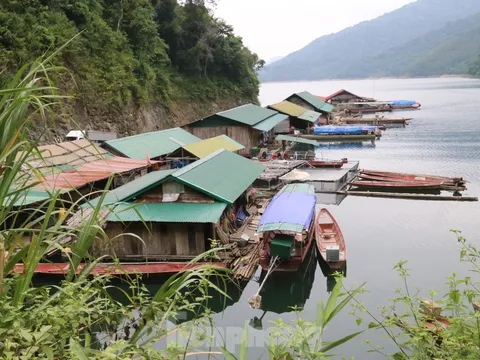 Nghệ An: Xóm nổi giữa lòng hồ Bản Vẽ