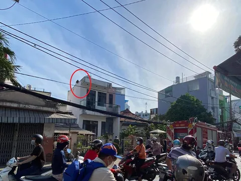 Cô gái mặc đồ không đầy đủ, liên tục la hét, doạ nhảy lầu