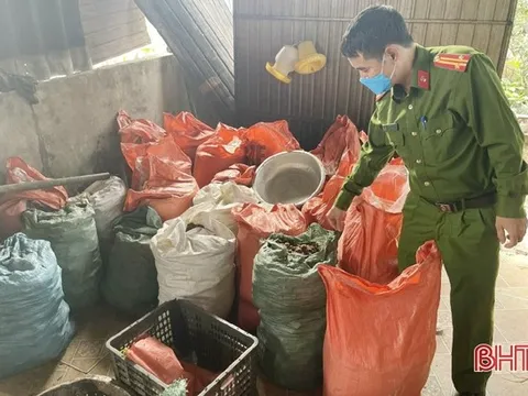Hà Tĩnh: Phát hiện hơn 1.000 kg mỡ động vật, chân gà không rõ nguồn gốc