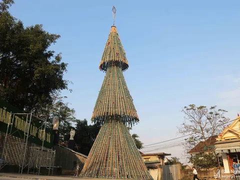 Nghệ An: Chiêm ngưỡng cây thông, con thuyền làm từ tre nứa ở giáo xứ Vạn Lộc chào đón Giáng sinh