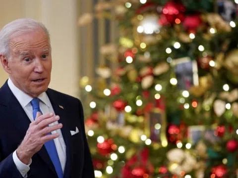 Covid-19: Tổng thống Biden bất ngờ khen ông Donald Trump