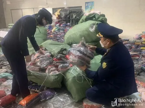 Nghệ An: Shop thời trang bị tịch thu hơn 1.000 bộ quần áo không rõ nguồn gốc