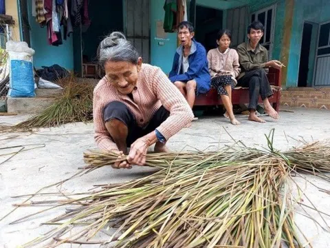 Xót xa cụ bà 86 tuổi một mình còm cõi nuôi 4 người con tật nguyền