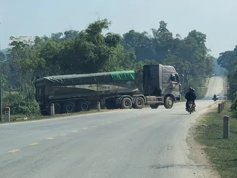 Nghệ An: Xe quá khổ, quá tải "trẩy hội" trên Quốc lộ 7