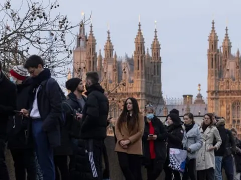 Nhân viên y tế tại Anh: Lương hơn 100USD/giờ vẫn thiếu nhân sự