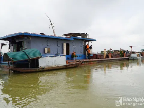 Hưng Nguyên (Nghệ An): Khai thác cát trái phép trên tàu "khủng", chống đối lực lượng chức năng