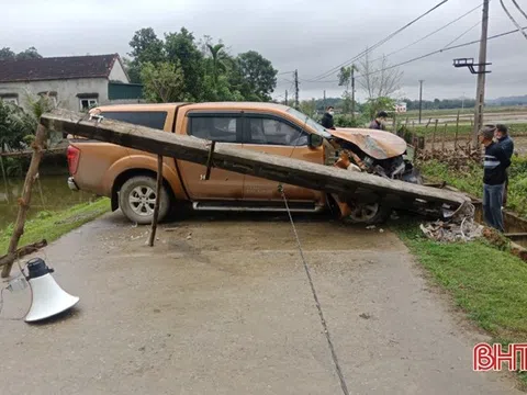 Hà Tĩnh: Xe bán tải mất lái đâm gãy đôi cột điện ở Hương Sơn