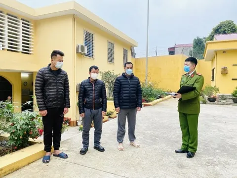 Hai cán bộ "làm luật" cho xe hàng thông quan với giá 300 triệu đồng