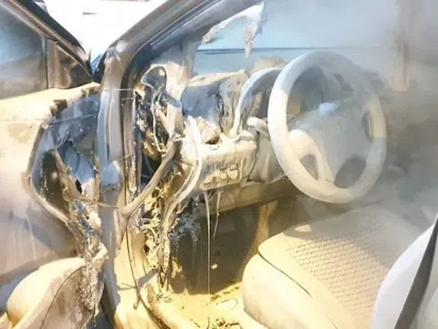 Nghệ An: Đang đậu trên đường, xe ô tô con bất ngờ bốc cháy dữ dội từ bên trong