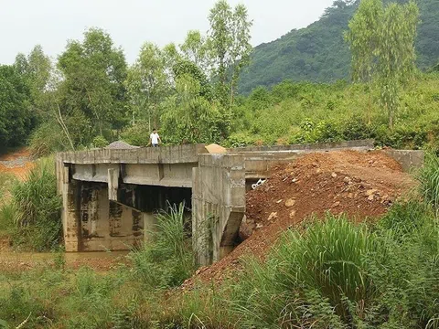 Nghệ An: Người dân bức xúc, chính quyền “bất lực” với tuyến đường cho nhà thầu tạm ứng “quá tay”